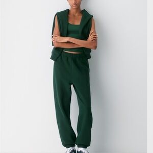 NEW WITH TAGS Aritzia Cozy Sweatfleece Mega Jogger. Size small.